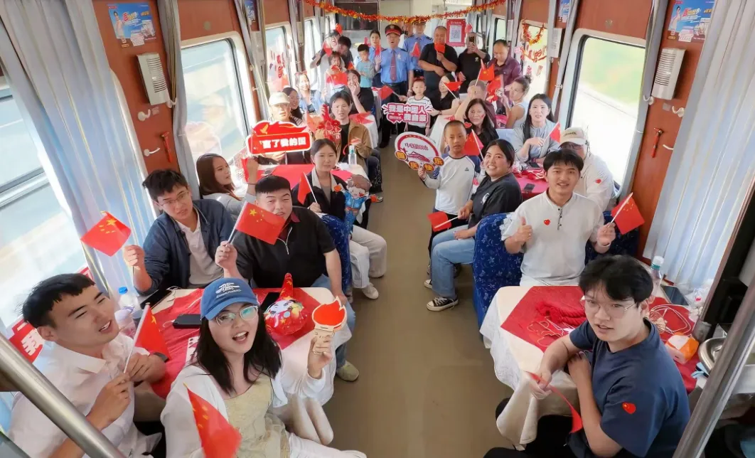 我的铁路风景｜列车上、车站里、海峡间，唱响爱国赞歌！