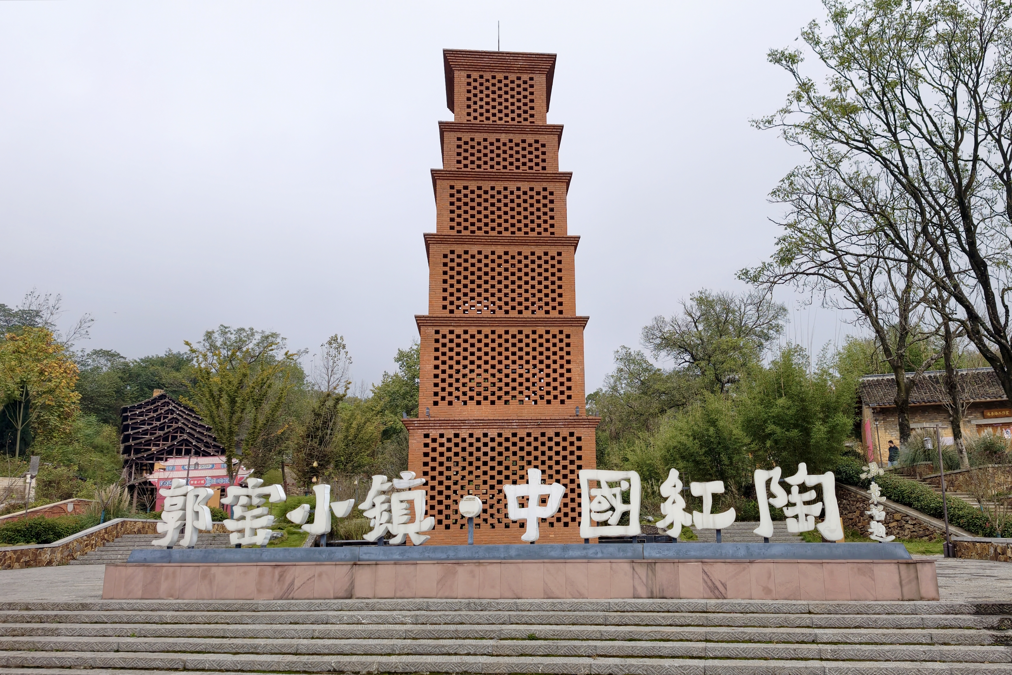 700年窑火新生 山区小镇找到了自己的振兴密码丨90年后我站在何家冲