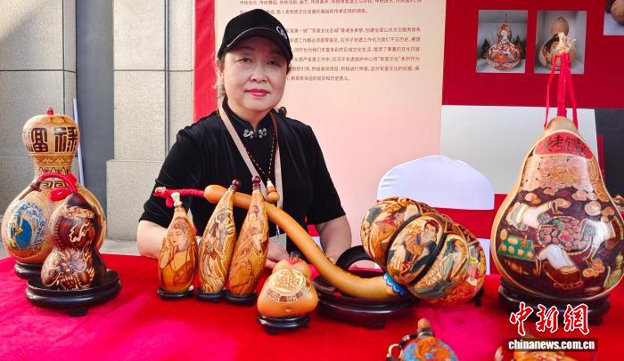 在新疆兵团，葫芦雕刻何以“破圈”？