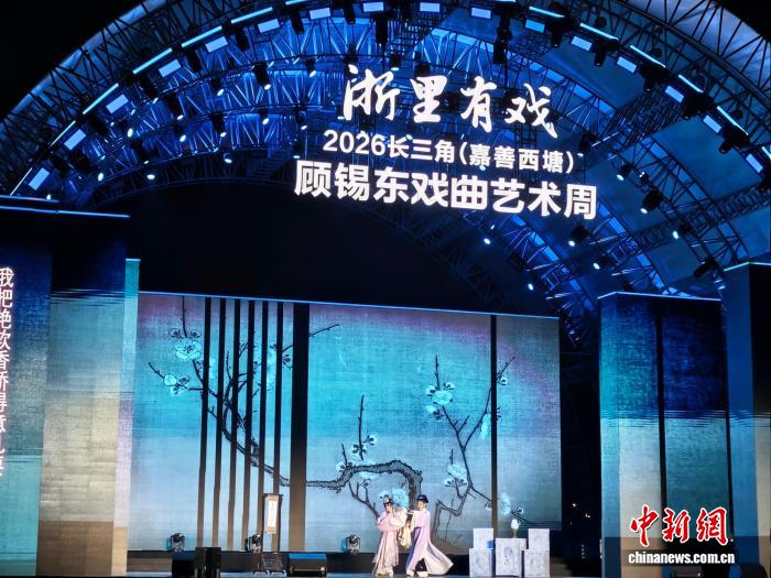 特写：一周好戏连台，文旅融合“点燃”假期消费热