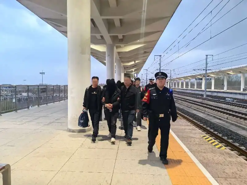 化学硕士突然辞职，联合高校退休化工专业教师生产毒品前体，境外合成后，伪装成越南特产山茶油等进行销卖，特大跨国制贩毒案告破71人被抓