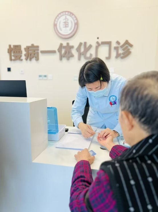 服务重心下沉 成都东部新区就近管护破解慢病就医远忧