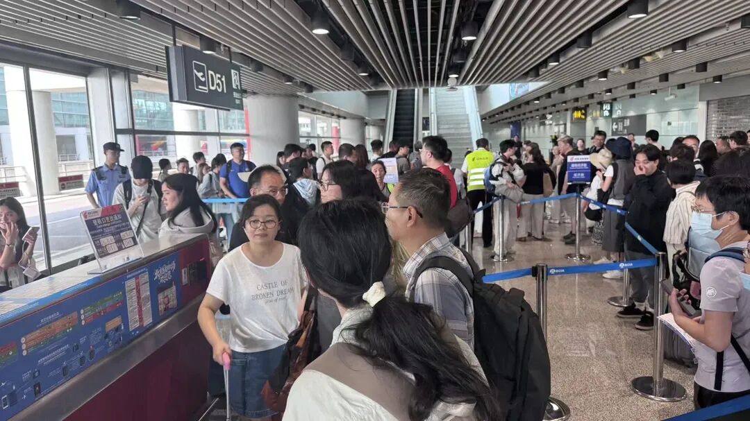 一航班从成都飞上海，因台风备降北京后又回成都，乘客称“12个小时，在天上白飞了一圈回到原点”