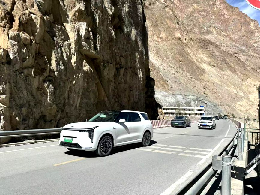 图为车辆穿行于怒江大峡谷第三代怒江大桥。罗雨欣摄