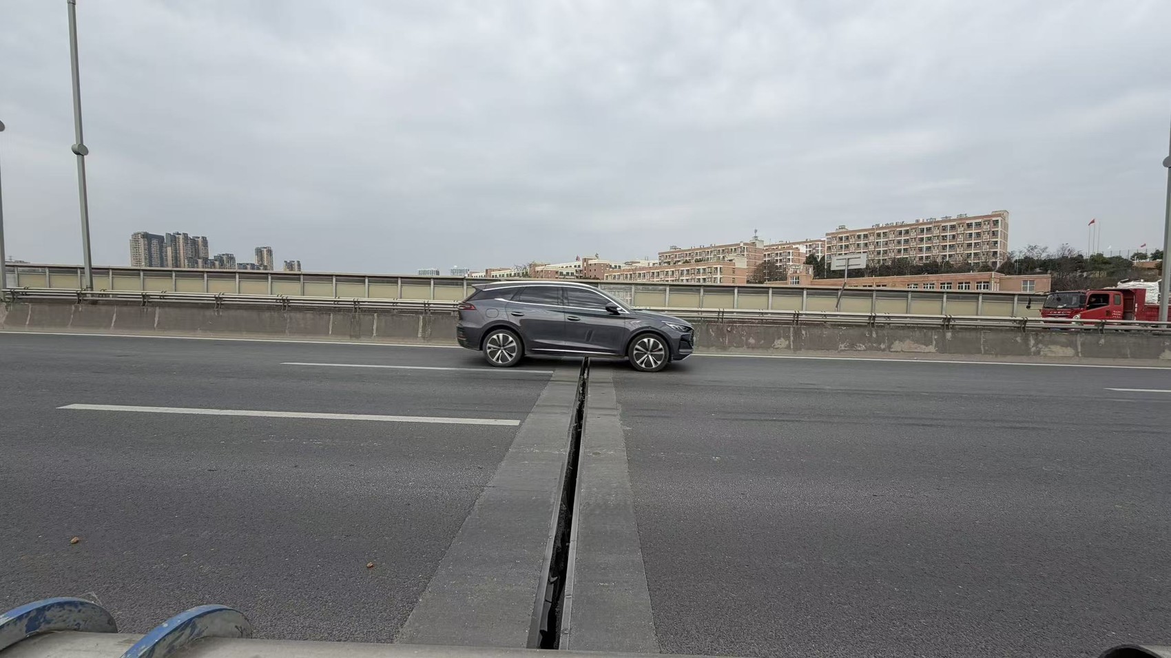 问政 | 绵阳二环路高架桥上有8-9厘米裂缝，安全吗？官方回应：符合设计规范，气温升高时会收缩