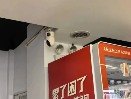 机房内堆放可燃物、指示标志未运行......多家网吧、宾馆酒店隐患问题曝光