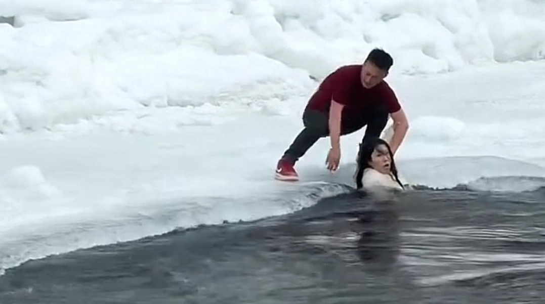 新疆喀纳斯景区通报：两游客越过警戒线拍照时小孩落水，其母下水营救，过往人员将两人救助上岸