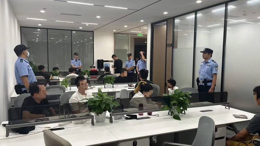 流窜多地，诈骗超百万元，涉及受害人50余人！成都警方打掉一诈骗团伙，现场抓获45人