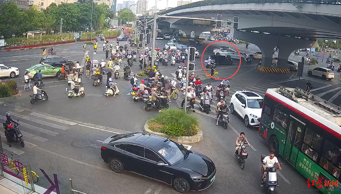 孕妇羊水破裂遇晚高峰拥堵，成都交警紧急开道5分钟快速送医