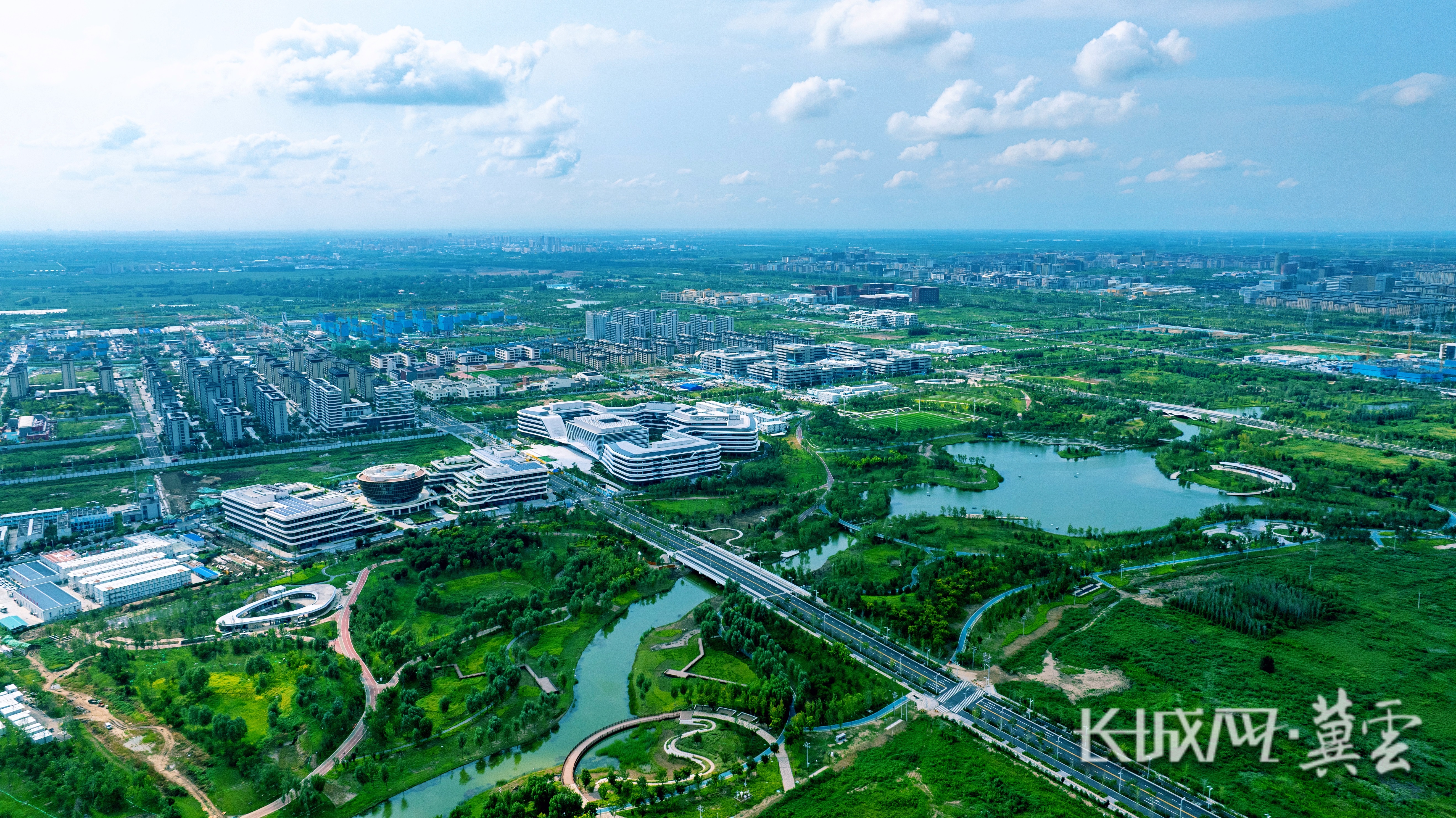 中国星网雄安新区办公大楼远眺。雄安新区宣传网信局供图 薛志勇 摄