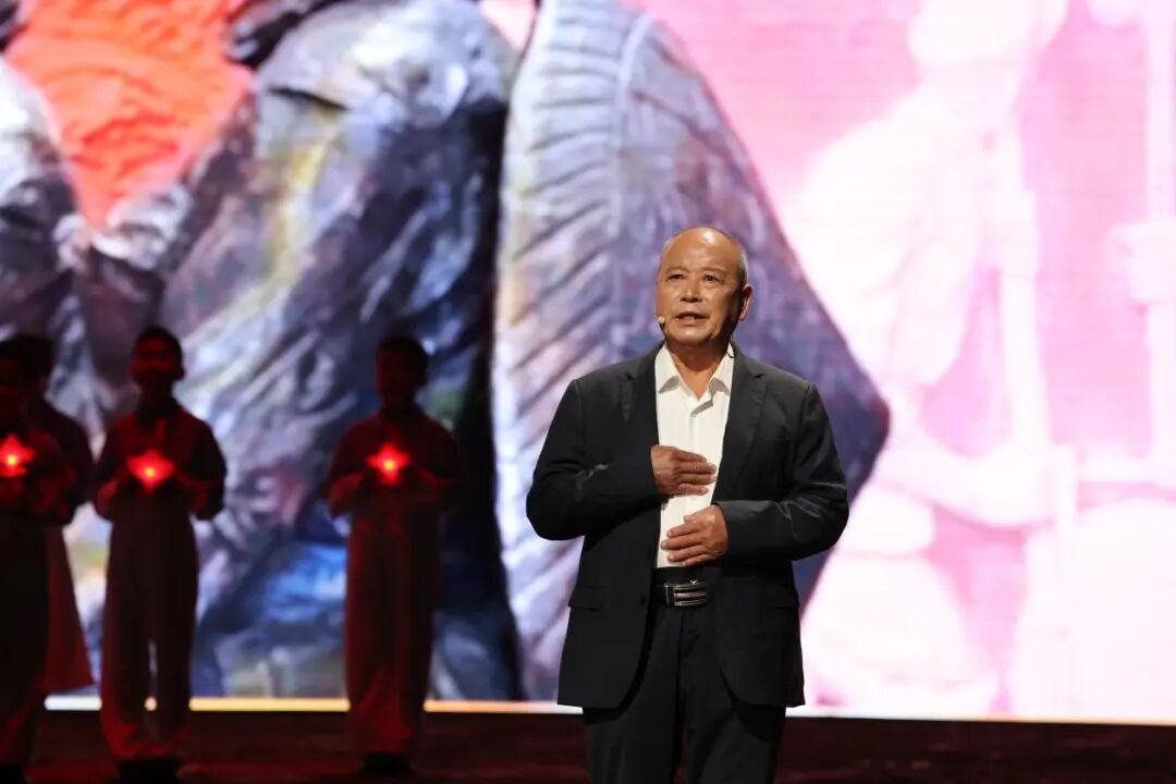 红星照耀中国｜“半条被子”与“一条红领巾”同框：让信仰火炬照亮下一代的新长征