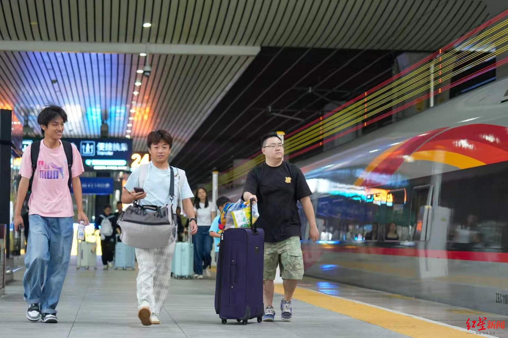 国庆假期，成都车站预计运送旅客748.5万人次！最新加开列车看这里