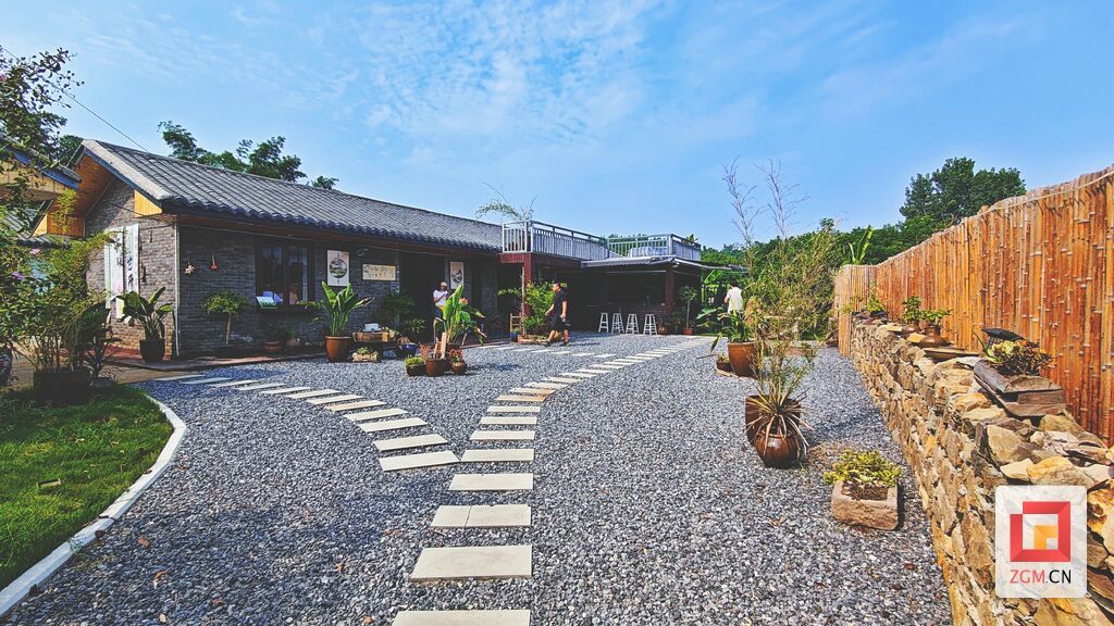 1、花園村依托沱江流域沿岸的環(huán)境治理成效，打造出“紅豆小苑”等多個鄉(xiāng)村游網(wǎng)紅打卡地（自貢融媒記者 芶思攝）.jpg