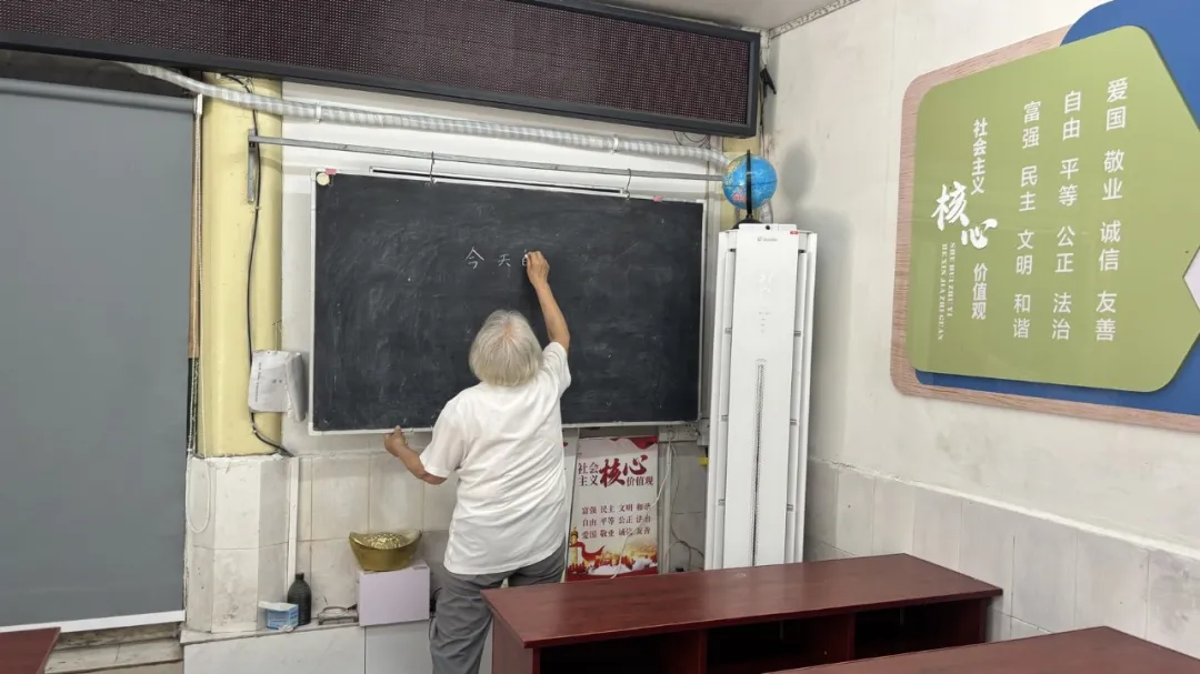 四川82岁老人开了19年不收费的补习班，上一次课奖励五毛，考上大学奖励400元，称“不能放任这些孩子不管，就是想让他们好好学”