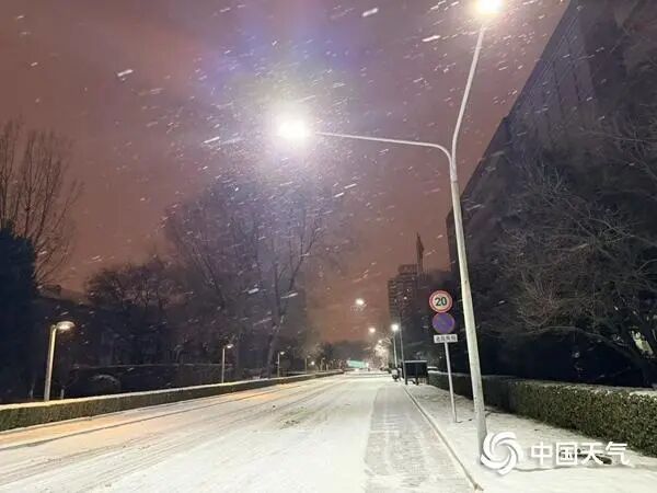 北京向全市单位和市民朋友们发出扫雪铲冰倡议书