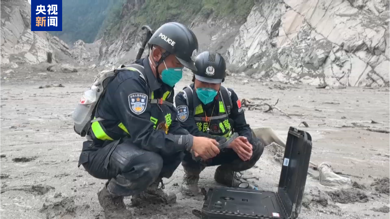 争分夺秒！移民管理抢险救援突击队在吉隆口岸联检大楼附近开展地毯式搜救
