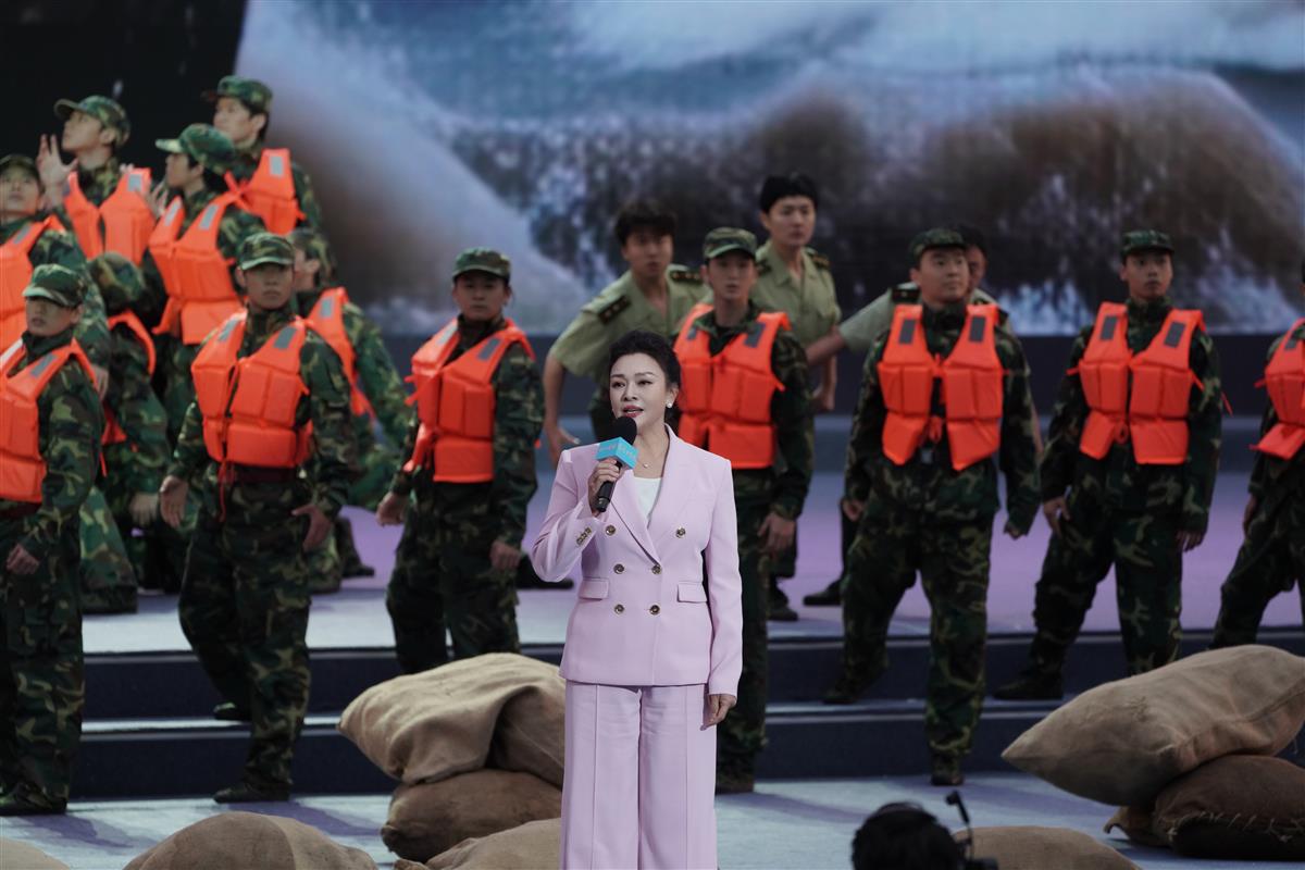 何以中国·当惊世界殊｜“抱树女孩”重遇抗洪英雄，峡江记忆令人落泪