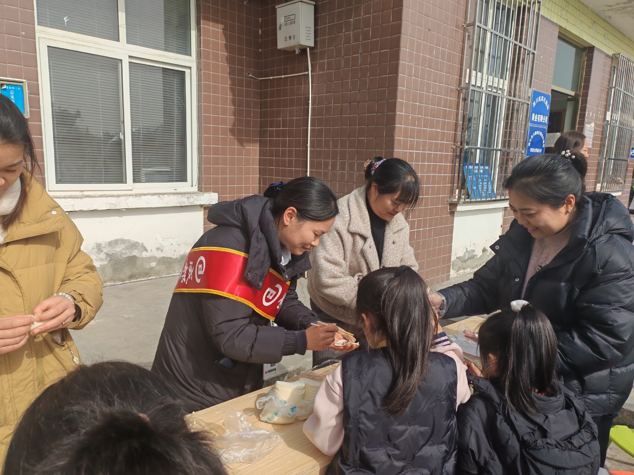 腊八饺香聚邻里 金融护权暖乡间 