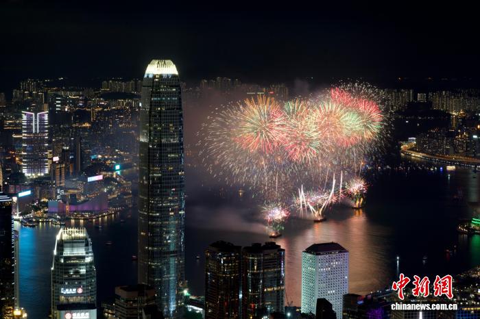 特写：国庆烟花耀维港 家国同庆共此时