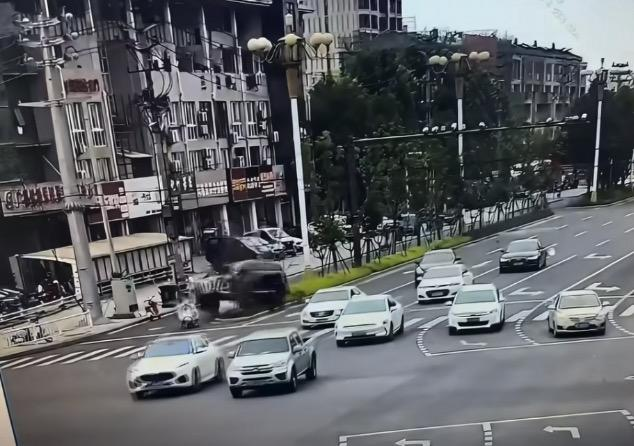 安徽广德一车辆冲入绿化带撞倒等红灯的电瓶车3人，伤者同学：一孩子离世，母亲仍在抢救中；相关部门称正调查