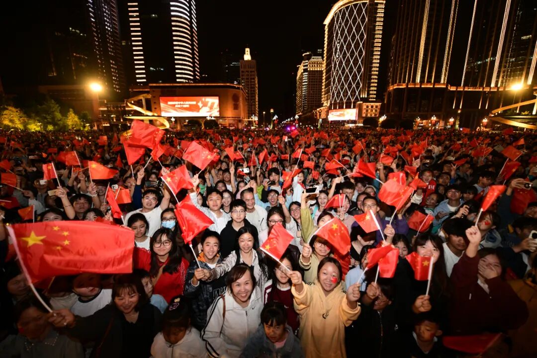 我爱你，中国！升国旗、奏国歌，天府广场再迎观旗人潮