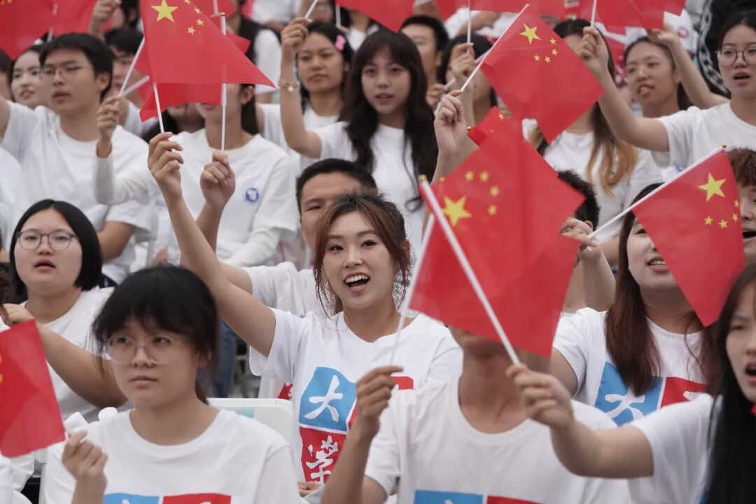 何以中国·当惊世界殊丨大江为幕，在灯塔之地阅读中国