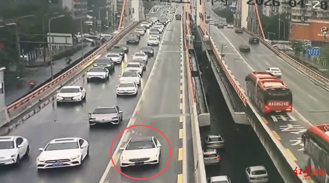 临牌过期上高架驶入二环公交车道，成都交警无人机出手：罚款300元，记9分！