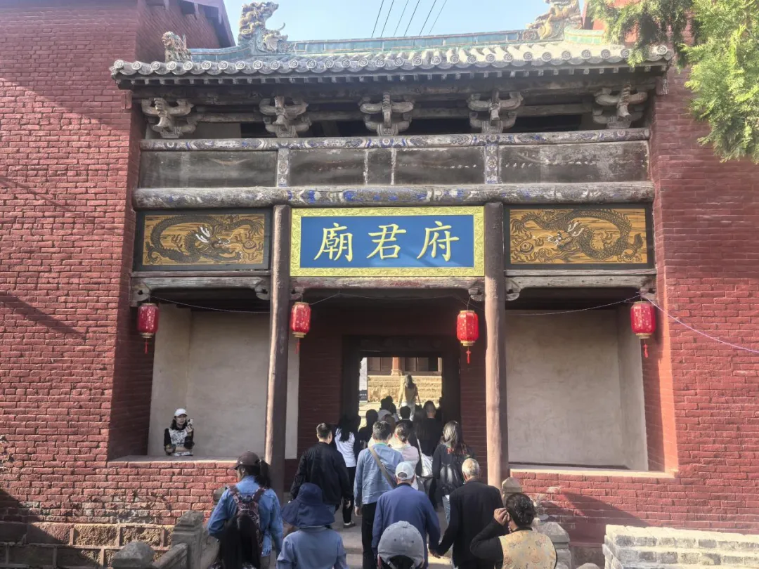 ▲采访团走进郭壁村府君庙 配图3
