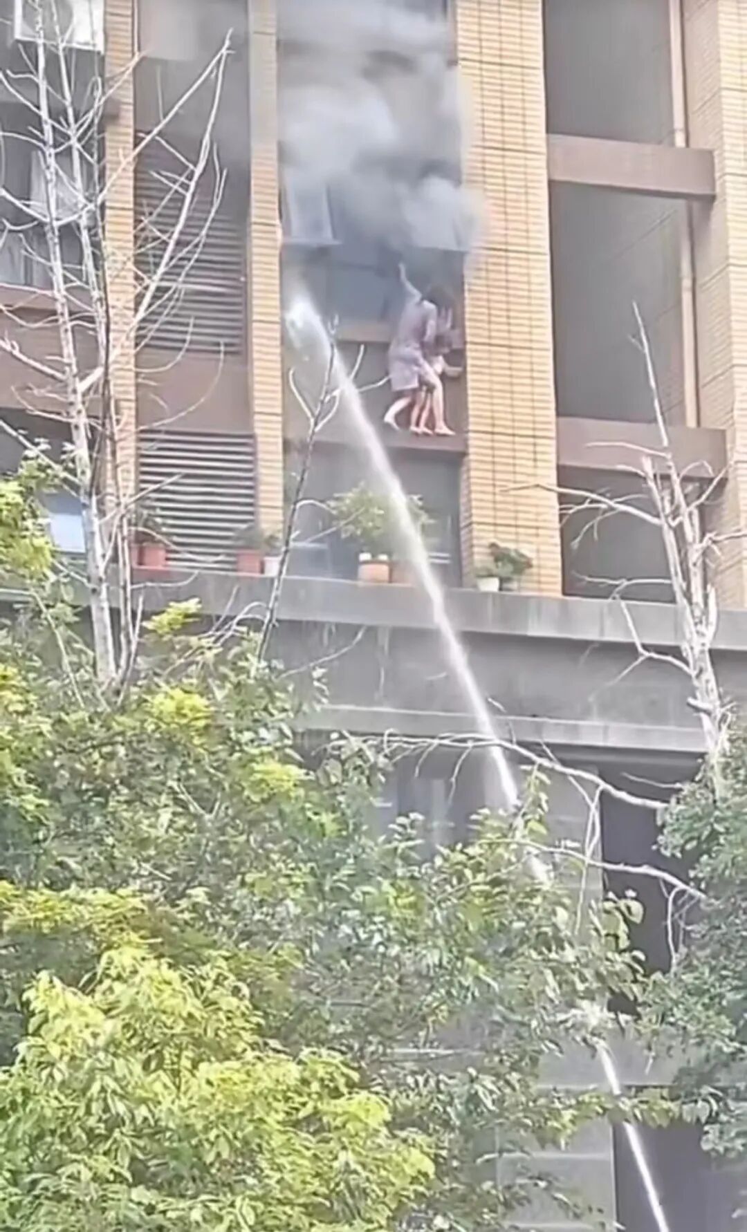 江苏连云港火灾母女坠楼一死一伤，消防回应救援质疑：现场不具备铺设救生气垫和使用云梯车条件，坠落过程中撞到架空层挑檐，没能接住