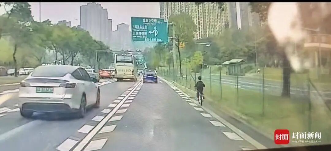 成都一男孩骑车误入三环主道，网约车司机临时改道将男孩送到出口，乘客下车后给了两次打赏并好评：“这种行为应该支持”