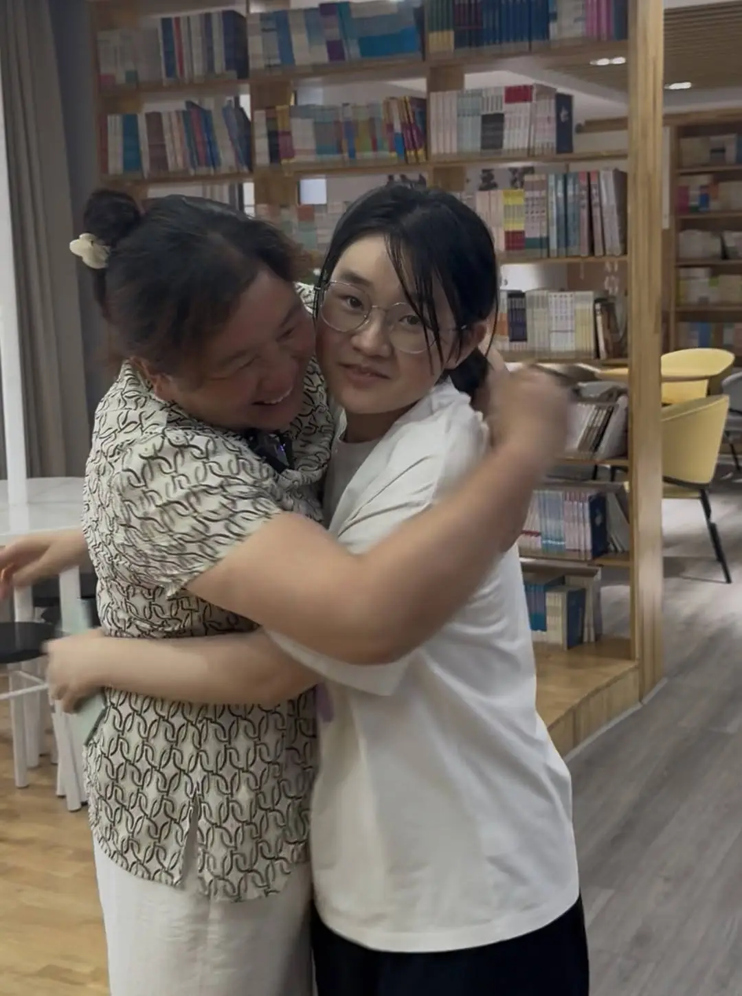 成都女生高考成绩取得四川历史类前5名！工地妈妈扛钢管供女儿读书：我没读过书，只希望孩子比我过得好