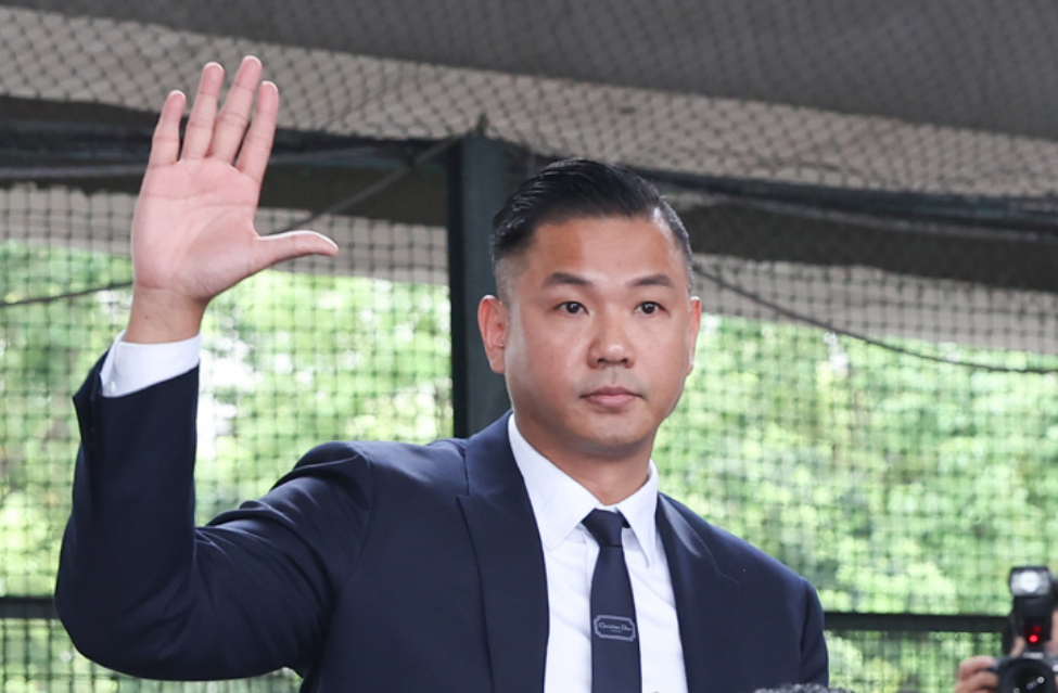 艺人陈建州突发心梗被紧急送医手术，相关方最新回应：术后平安，恢复状况良好；妻子范玮琪第一时间赴医院陪伴