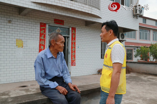 长河村9组02院落院长邱钢走访留守老人（黄明鑫 摄）