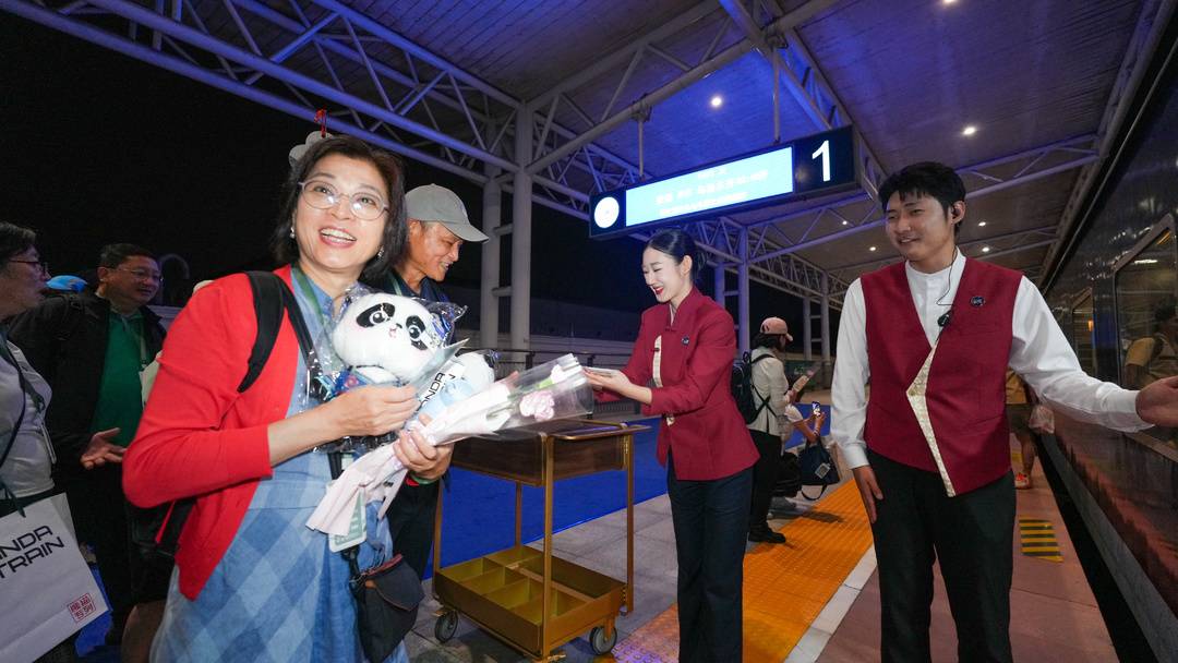 16天游遍南北疆 “熊猫专列·锦绣天府号”在成都载客首发