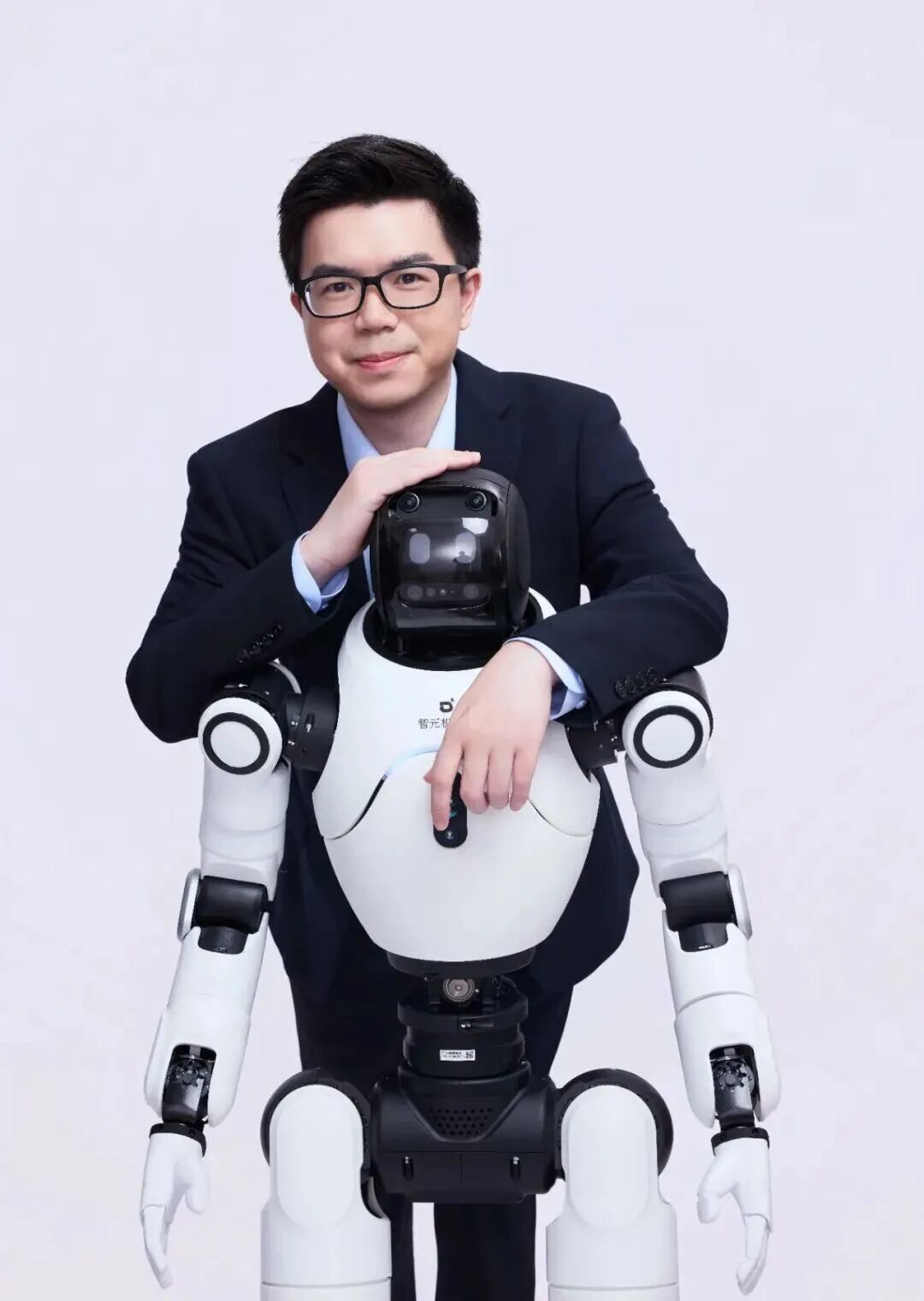 百万粉丝博主“稚晖君”向电子科大捐赠超百台机器人，价值超千万