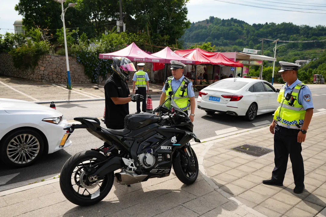 成都交警持续打击“飙车炸街”！龙泉山“飙车”超速115%，驾驶员被罚款600元，驾驶证记6分