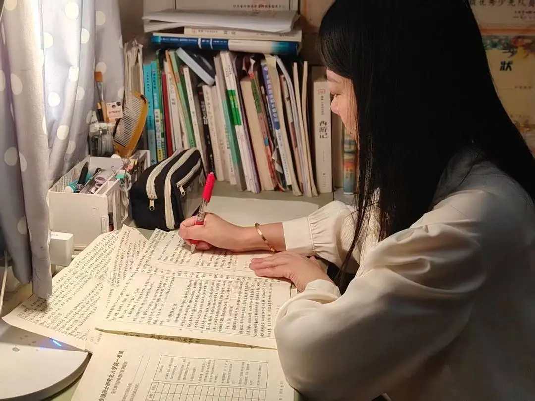 为鼓励初中生女儿，成都41岁妈妈以初试第一的成绩考上985研究生