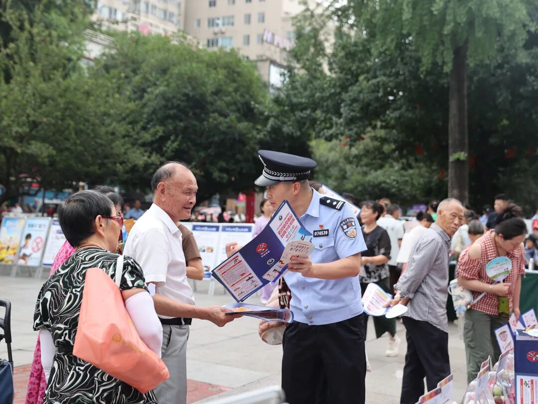 全力构筑全民禁毒防线 成都双流公安开展“全民禁毒宣传月”系列活动