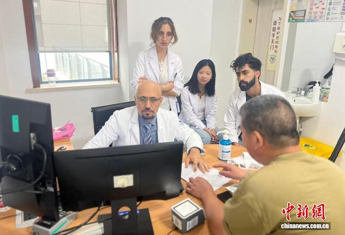 （新春见闻）“中国通”阿马尔的难忘新春：本命年登马年春晚