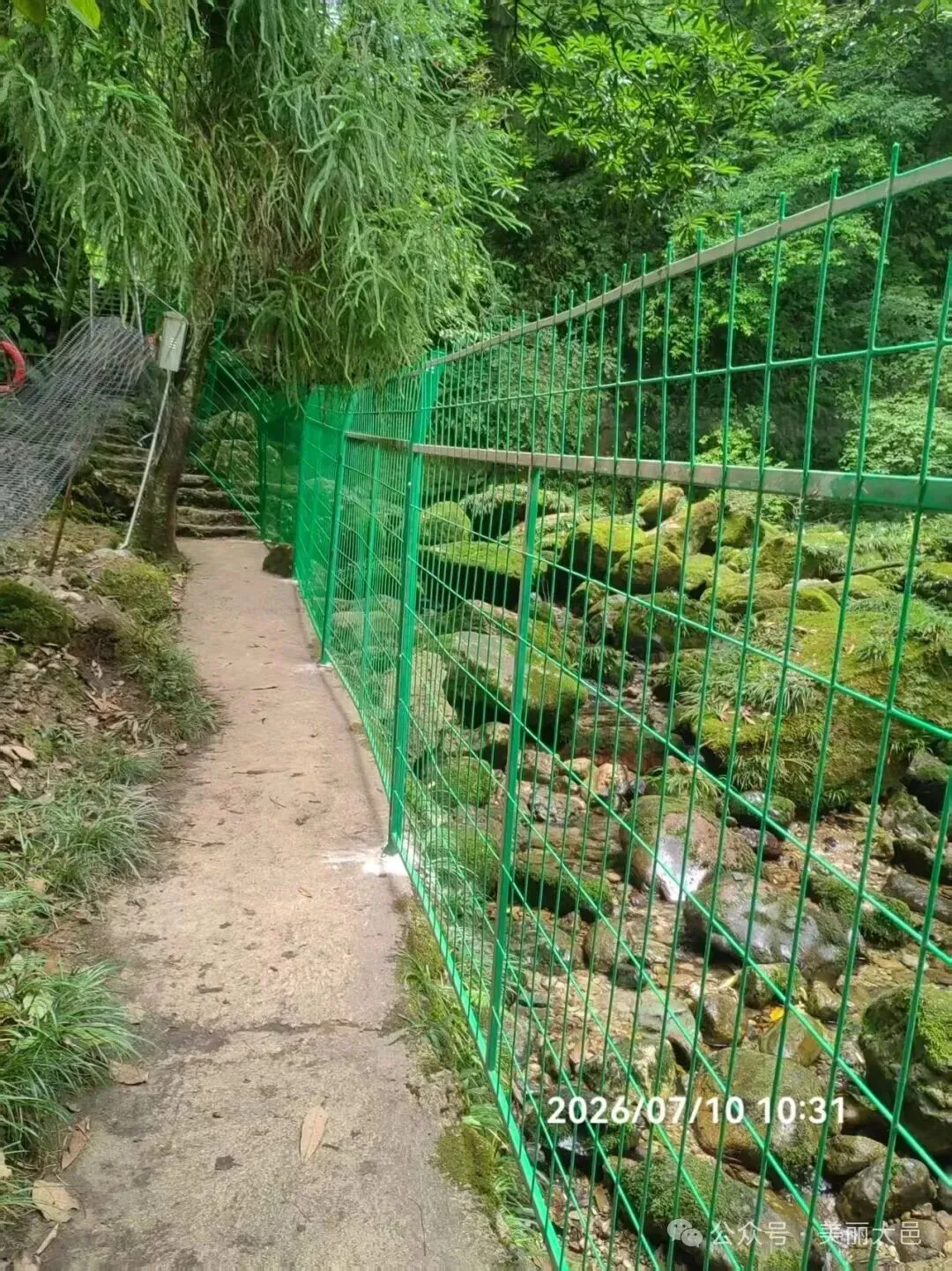 西岭镇白腊坪属于未开发野景点，市民游客请勿前往！