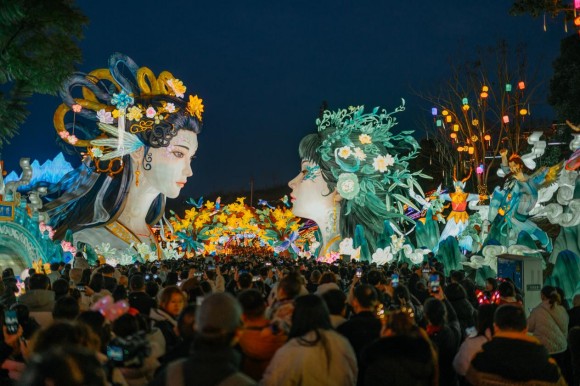 第31届自贡国际恐龙灯会灯组《青城双姝》。自贡文旅发展集团供图