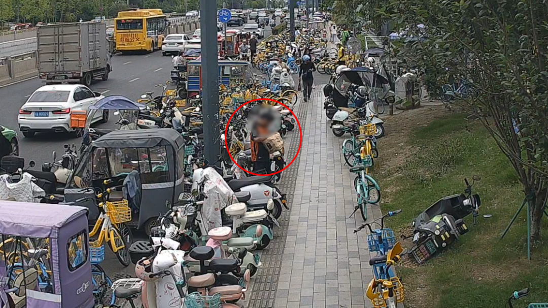 耳机遗落车篮被“顺手牵羊”，成都双流公安快速破案抓回嫌疑人