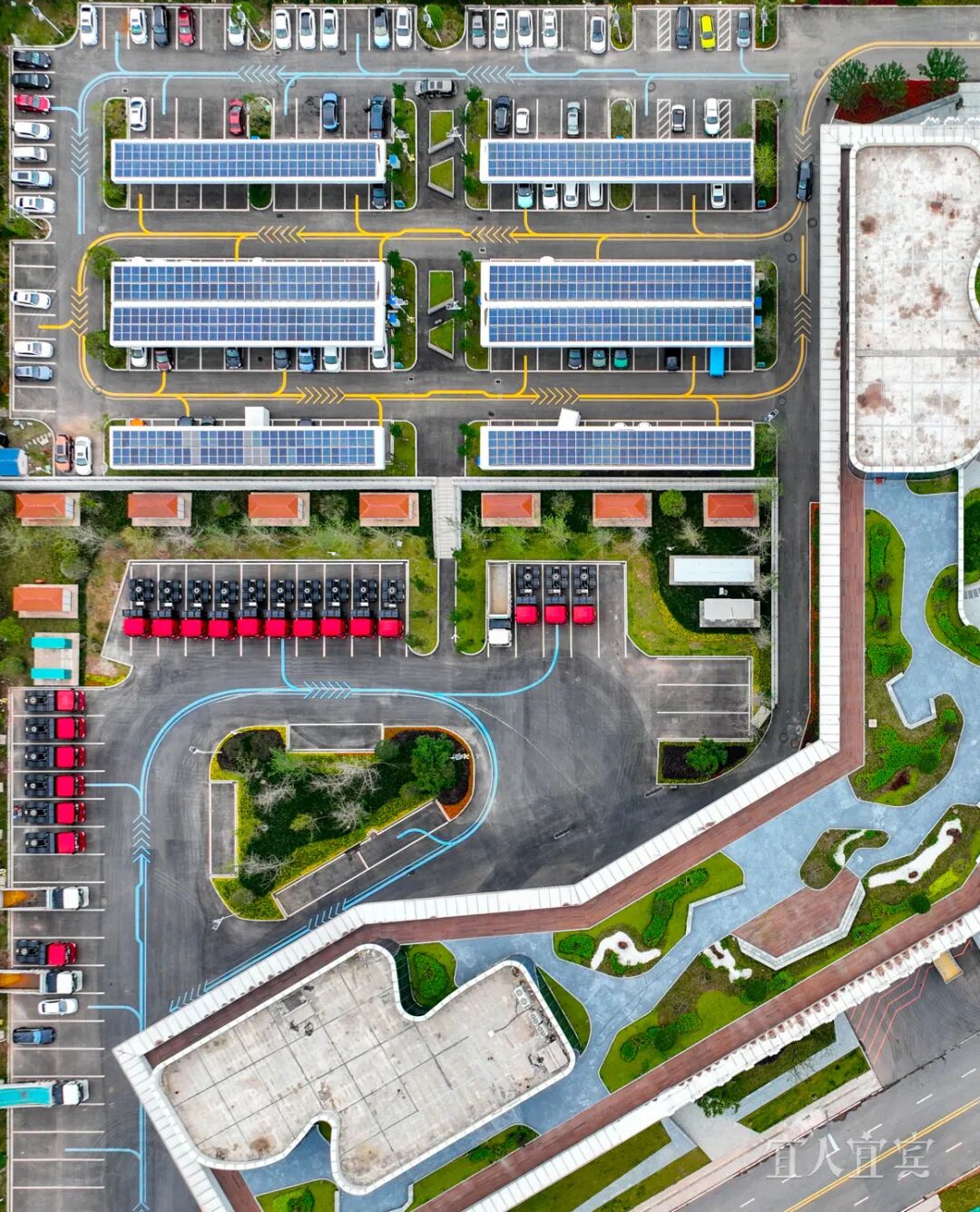 位于三江新區(qū)的東部產(chǎn)業(yè)園能源港內(nèi)，不少新能源重卡、汽車在這里進行快速充、換電 莊歌爾 攝.jpg