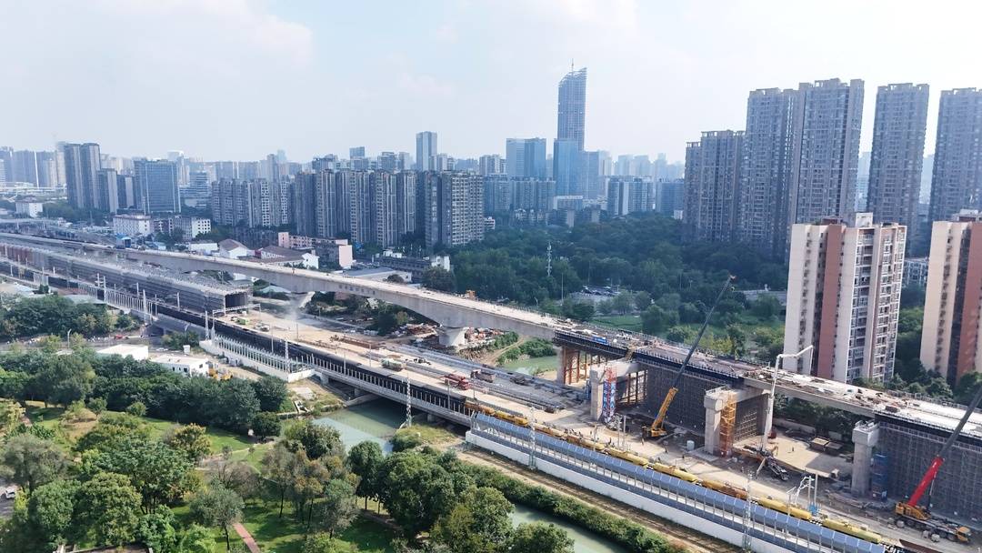 成渝中线高铁动走线跨沙河特大桥合龙