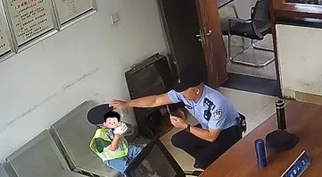3岁“小交警”独自“出警”，走失后被新同事宠了一下午