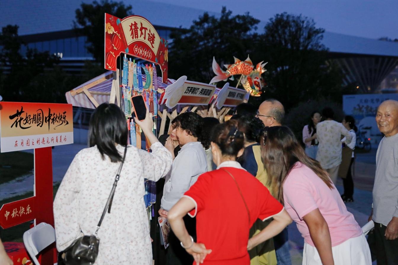一盏花灯一首歌，中秋文明新风“邻”距离 “我在文明实践中心过佳节”活动来到公园、湖畔