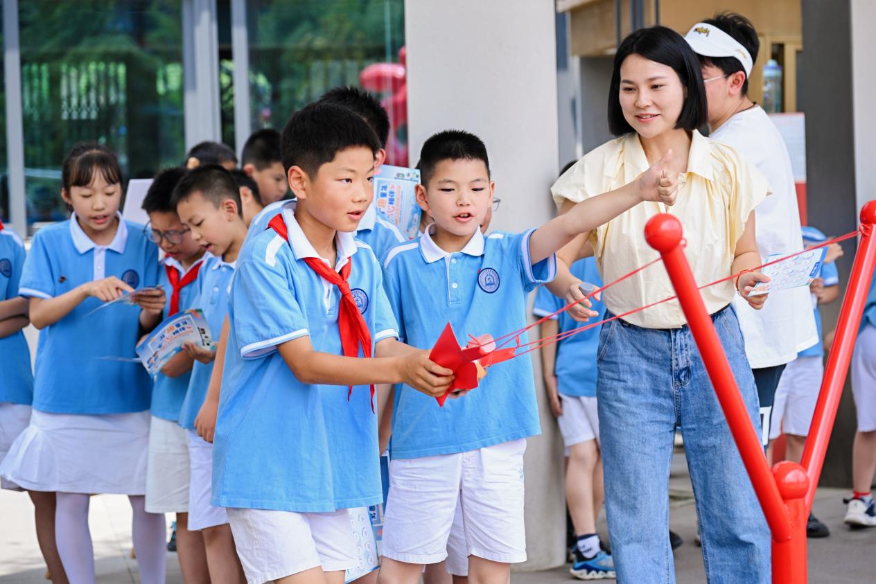“游”趣与“安”心并存 成都市望江楼小学这场六一游园会让孩子们边玩边学会“自护”