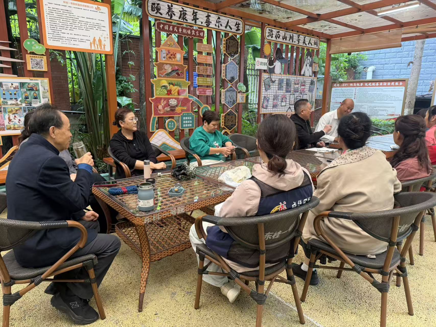 ​成华区保和街道杨柳社区开展“柳下议事会”议事协商活动