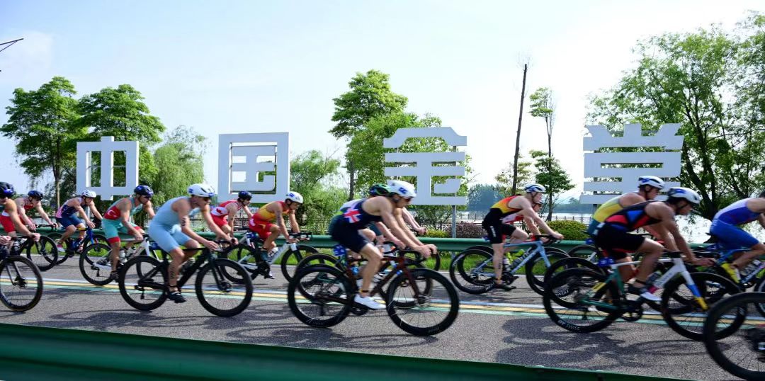“中国体育彩票杯”2026年中国·金堂成渝双城铁人三项公开赛鸣枪开赛