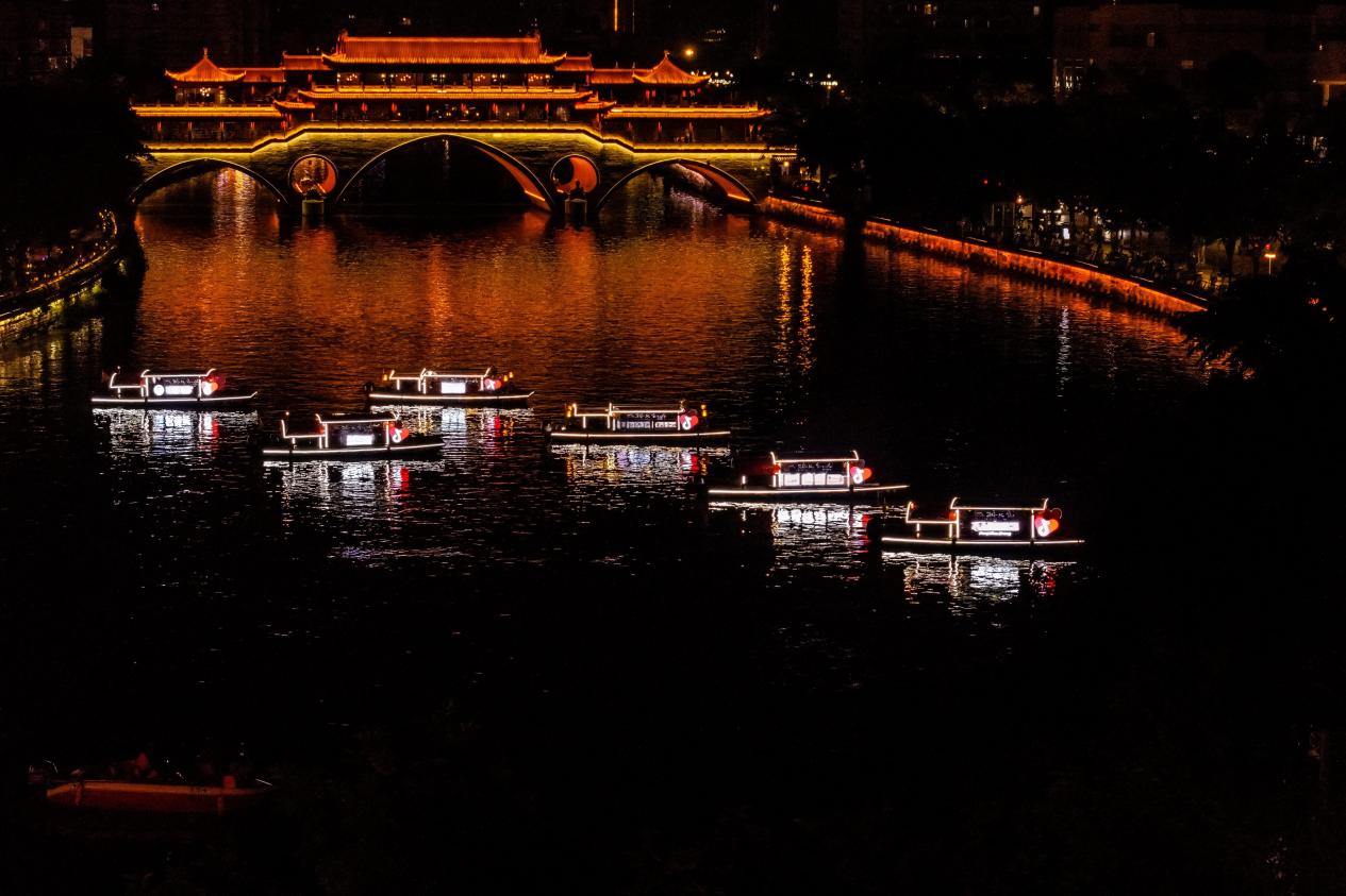 亲子家庭成游览主力 夜游锦江推出惠民礼包